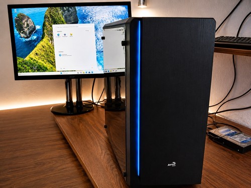 Gamer mit monitor - gamer,